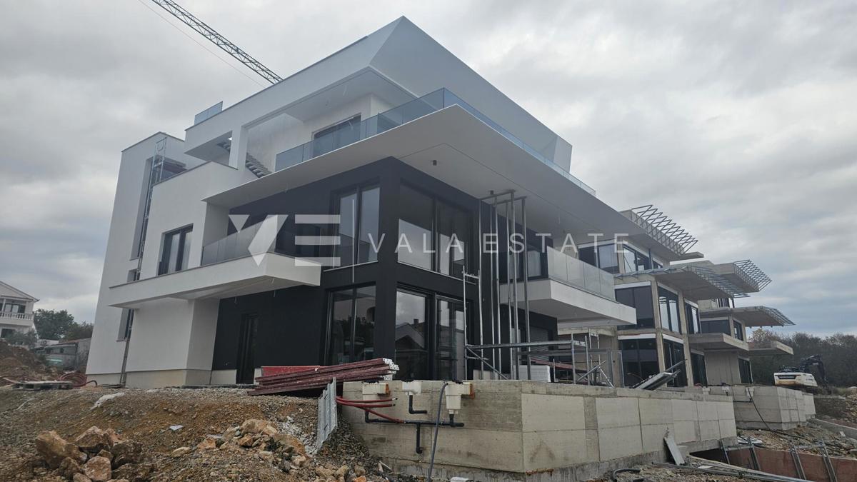 DVONADSTROPNI APARTMA V NOVI STAVBI Z BAZENOM IN POGLEDOM NA MORJE