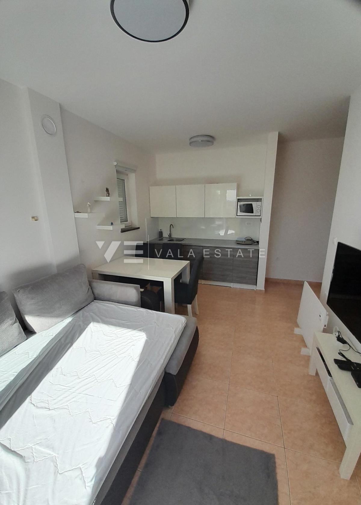 APARTMA Z POGLEDOM NA MORJE IN VRTOM V BLIŽINI PLAŽE