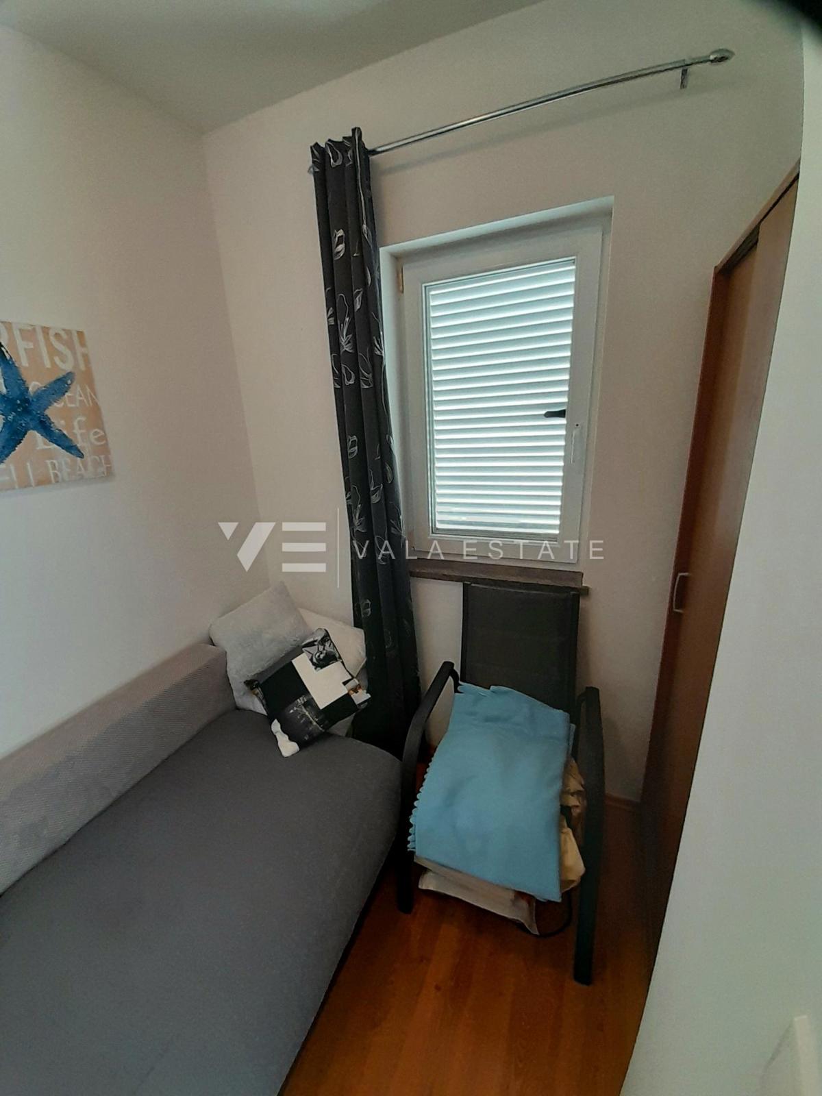 APARTMA Z POGLEDOM NA MORJE IN VRTOM V BLIŽINI PLAŽE