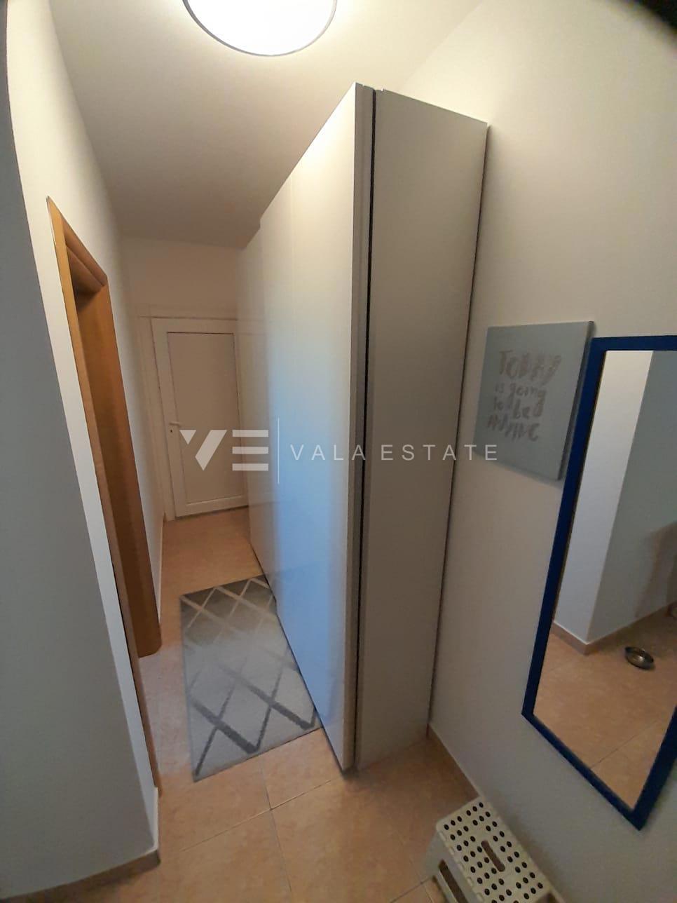 APARTMA Z POGLEDOM NA MORJE IN VRTOM V BLIŽINI PLAŽE