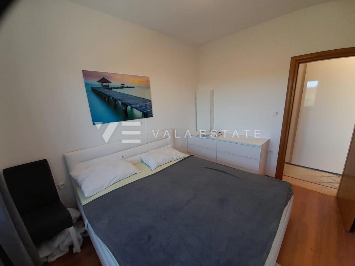APARTMA Z POGLEDOM NA MORJE IN VRTOM V BLIŽINI PLAŽE