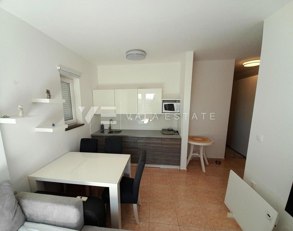 APARTMA Z POGLEDOM NA MORJE IN VRTOM V BLIŽINI PLAŽE