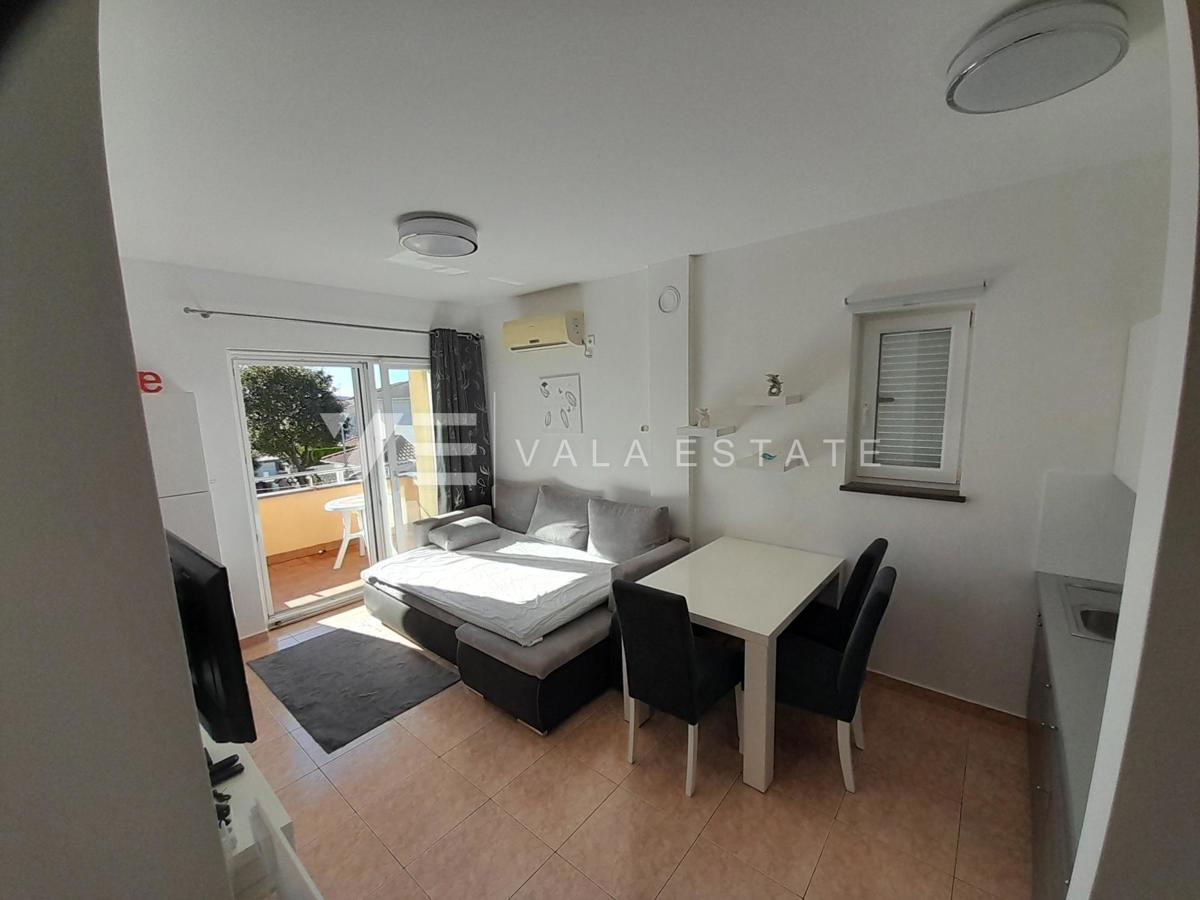 APARTMA Z POGLEDOM NA MORJE IN VRTOM V BLIŽINI PLAŽE