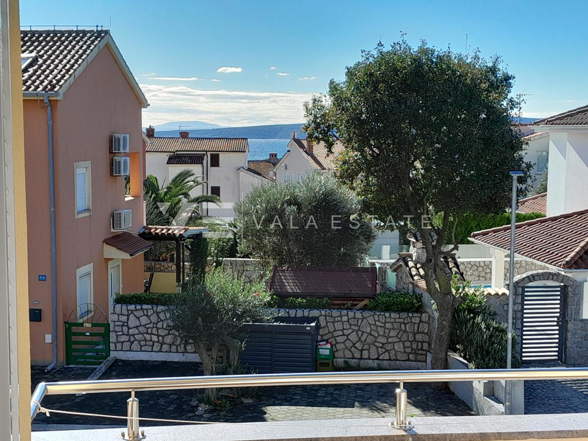 APARTMA Z POGLEDOM NA MORJE IN VRTOM V BLIŽINI PLAŽE