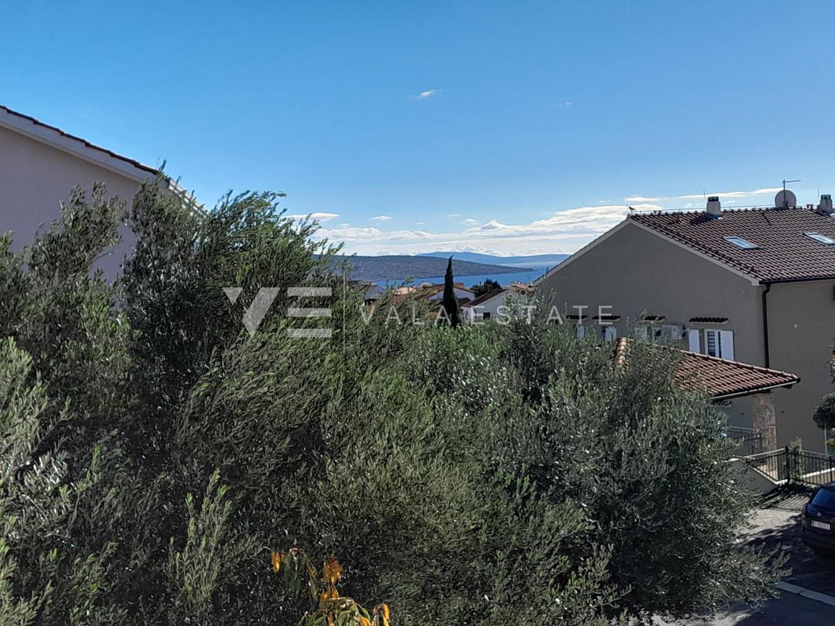 APARTMA Z POGLEDOM NA MORJE IN VRTOM V BLIŽINI PLAŽE