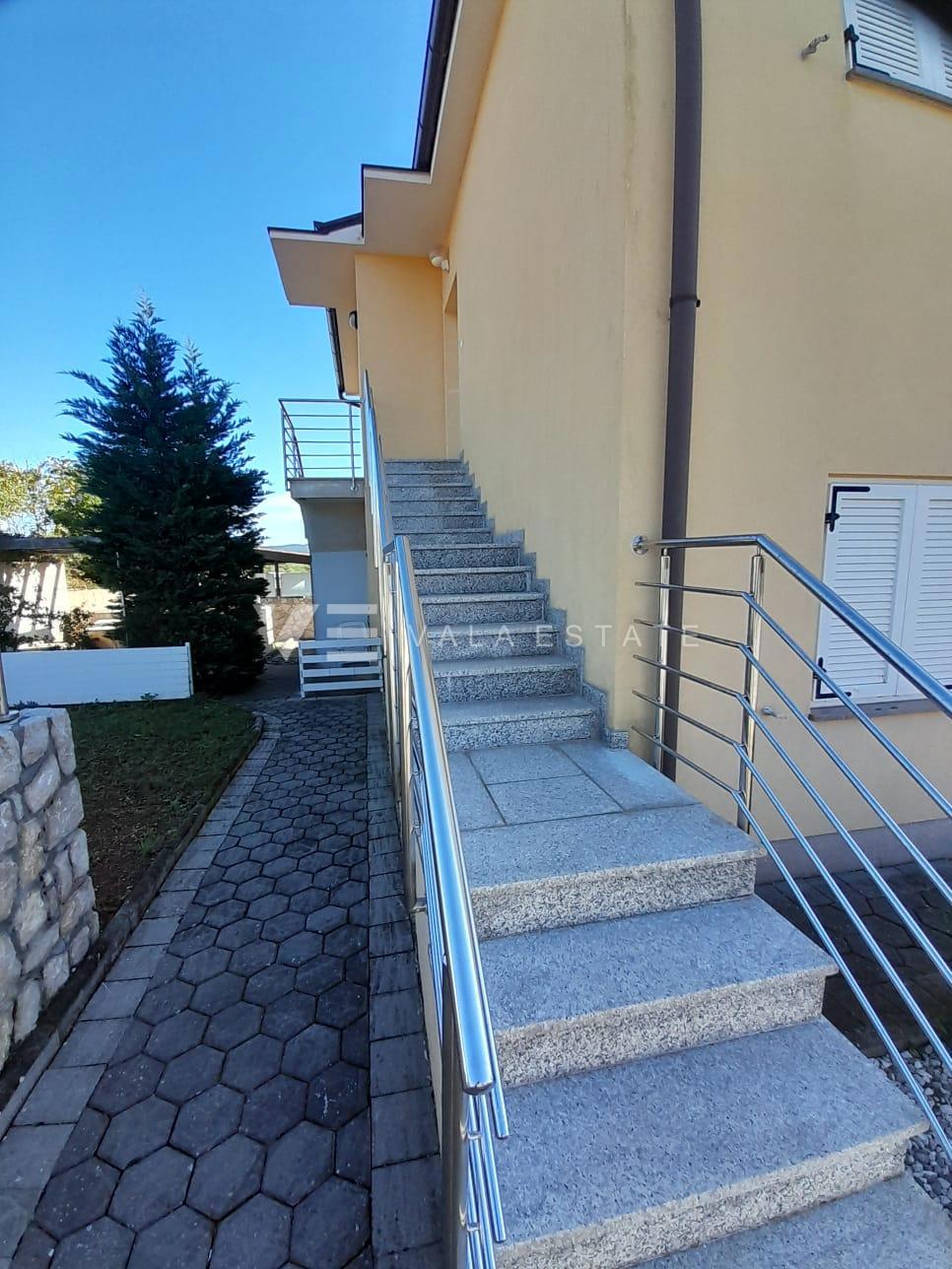 APARTMA Z POGLEDOM NA MORJE IN VRTOM V BLIŽINI PLAŽE