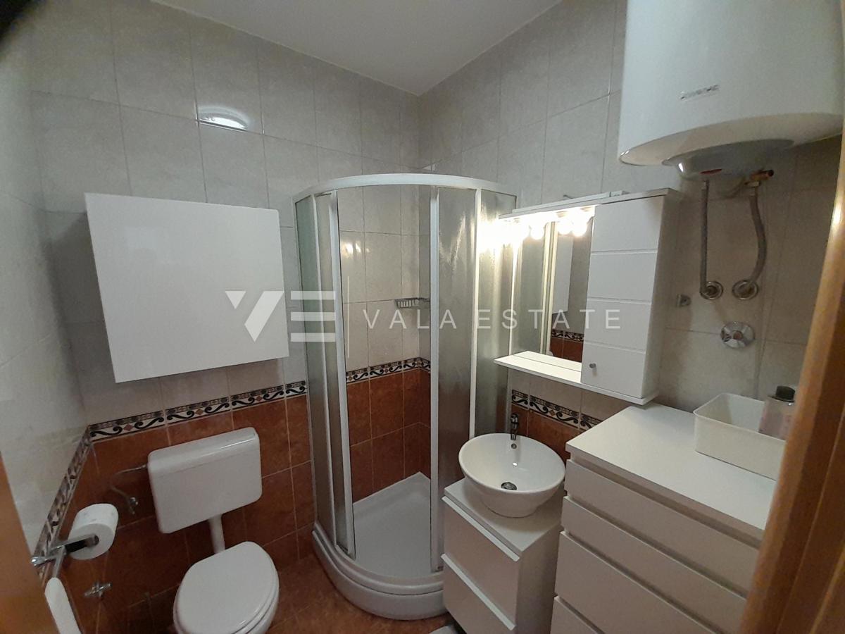 APARTMA Z POGLEDOM NA MORJE IN VRTOM V BLIŽINI PLAŽE