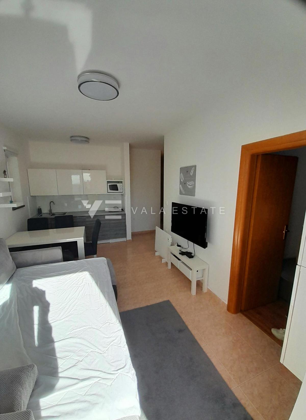 APARTMA Z POGLEDOM NA MORJE IN VRTOM V BLIŽINI PLAŽE