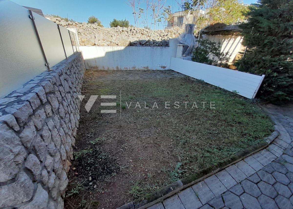 APARTMA Z POGLEDOM NA MORJE IN VRTOM V BLIŽINI PLAŽE