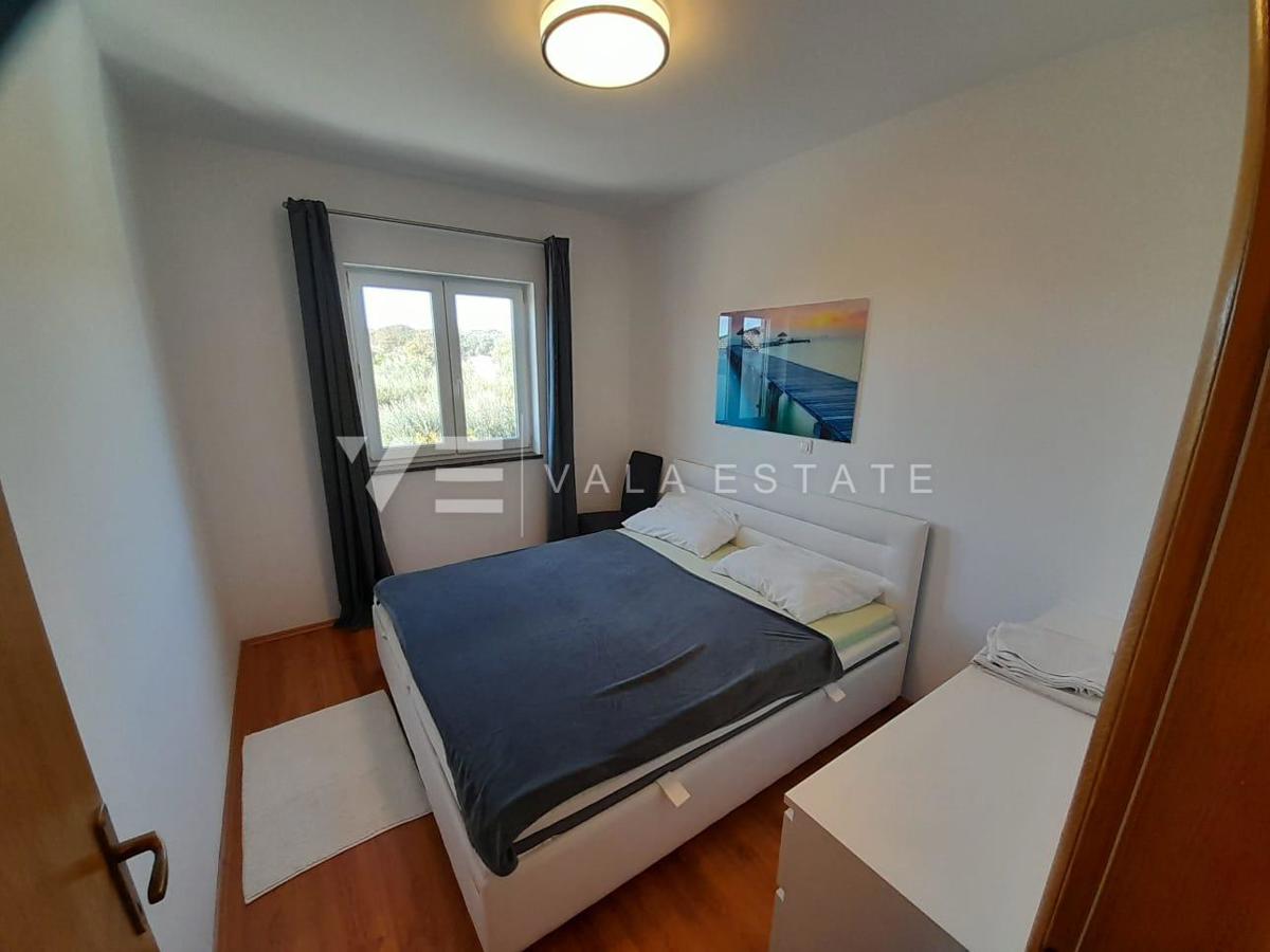 APARTMA Z POGLEDOM NA MORJE IN VRTOM V BLIŽINI PLAŽE