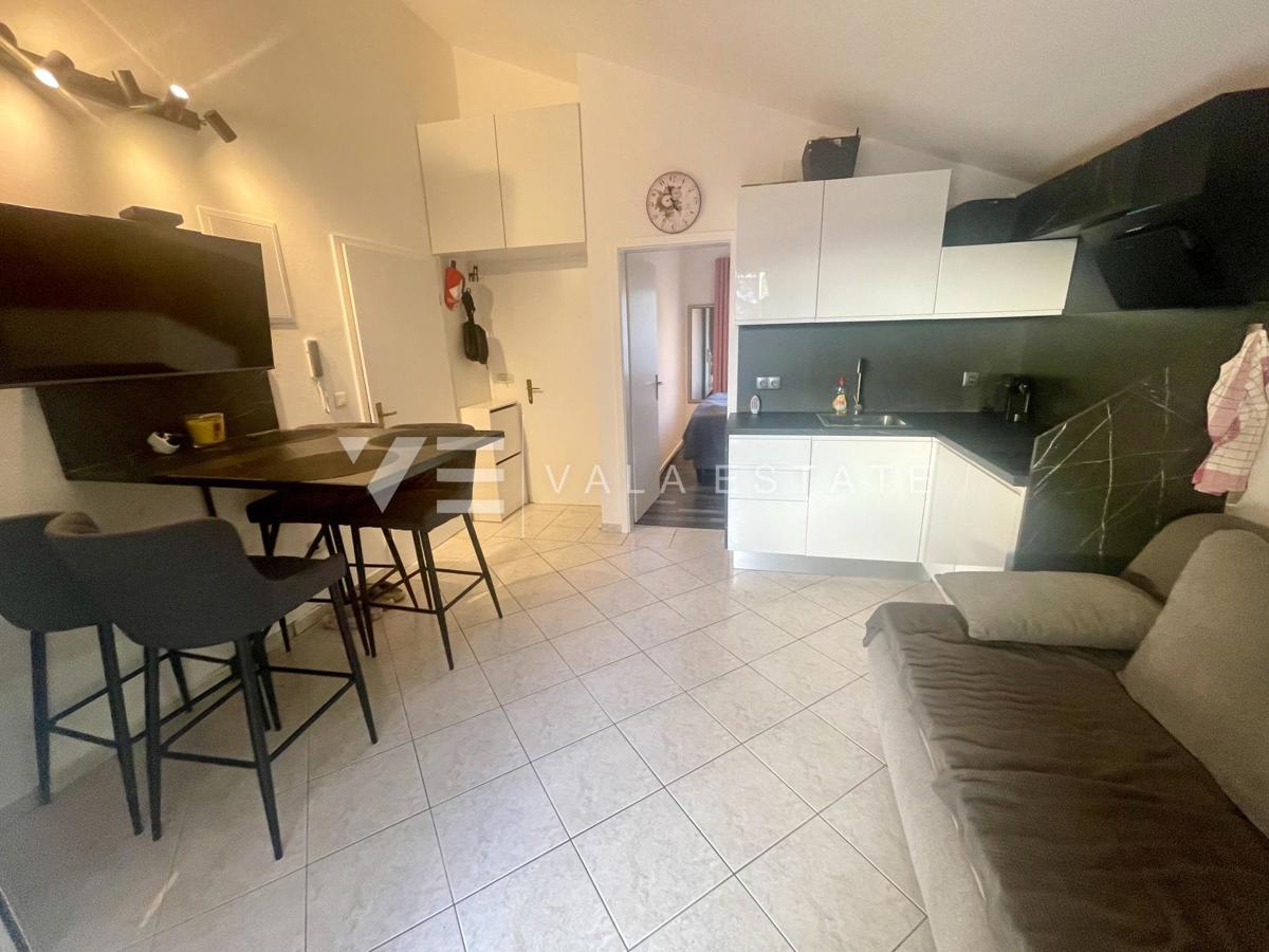 ENOSOBNI APARTMA V BLIŽINI ČUDOVITIH PLAŽ