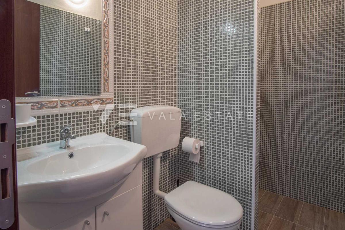 DVOJNA HIŠA Z BAZENOM IN POGLEDOM NA MORJE