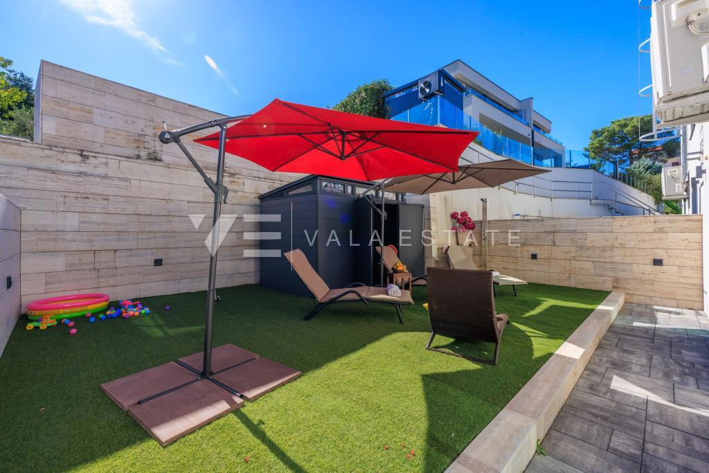 LUKSUZNI APARTMA Z VRTOM NA ATRAKTIVNI LOKACIJI