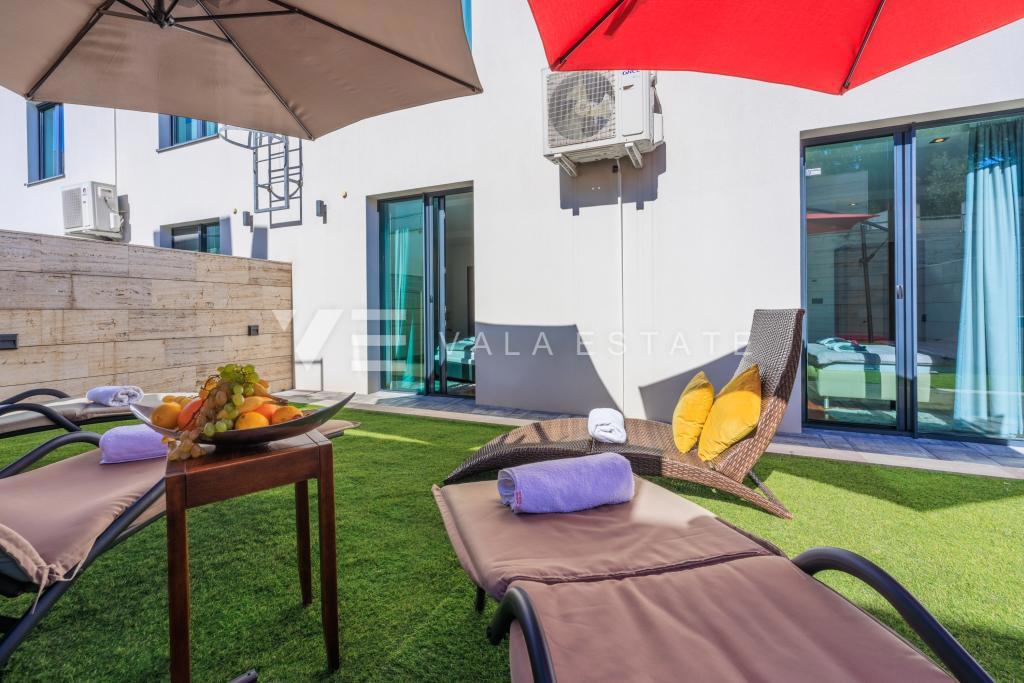 LUKSUZNI APARTMA Z VRTOM NA ATRAKTIVNI LOKACIJI