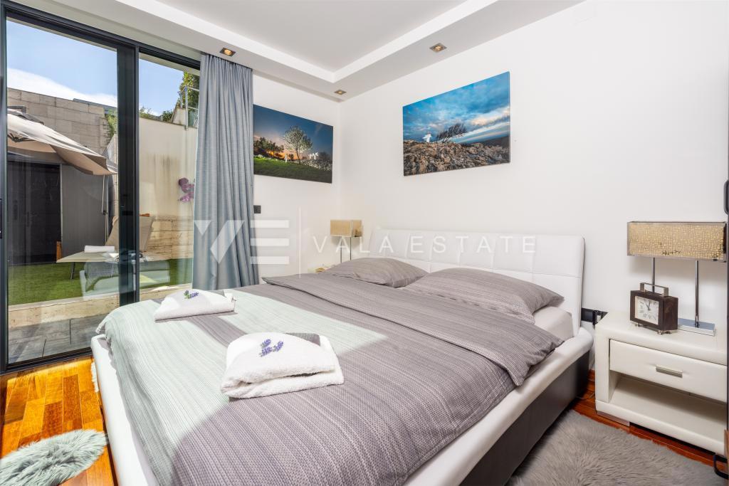 LUKSUZNI APARTMA Z VRTOM NA ATRAKTIVNI LOKACIJI