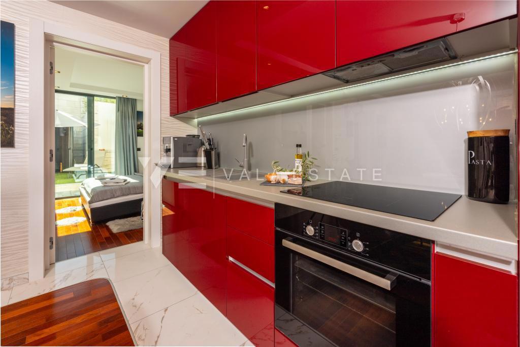 LUKSUZNI APARTMA Z VRTOM NA ATRAKTIVNI LOKACIJI