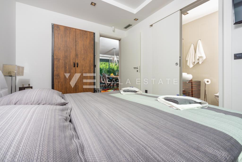 LUKSUZNI APARTMA Z VRTOM NA ATRAKTIVNI LOKACIJI