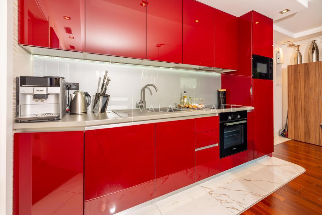 LUKSUZNI APARTMA Z VRTOM NA ATRAKTIVNI LOKACIJI