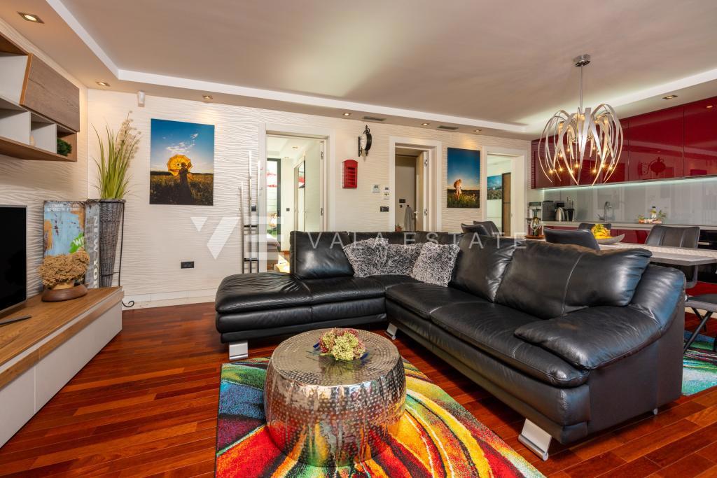 LUKSUZNI APARTMA Z VRTOM NA ATRAKTIVNI LOKACIJI