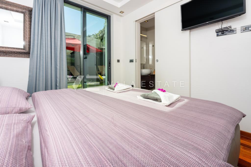 LUKSUZNI APARTMA Z VRTOM NA ATRAKTIVNI LOKACIJI