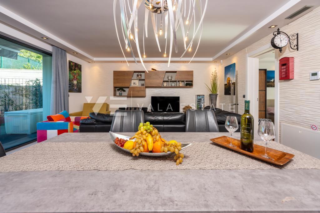 LUKSUZNI APARTMA Z VRTOM NA ATRAKTIVNI LOKACIJI