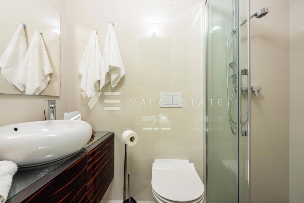 LUKSUZNI APARTMA Z VRTOM NA ATRAKTIVNI LOKACIJI