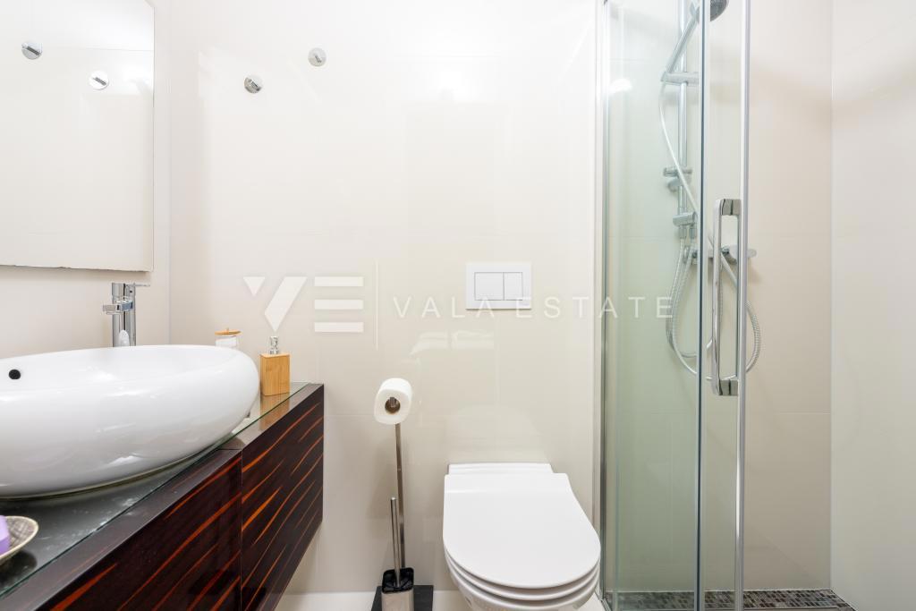 LUKSUZNI APARTMA Z VRTOM NA ATRAKTIVNI LOKACIJI