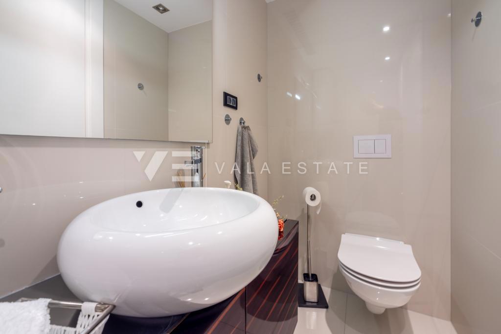 LUKSUZNI APARTMA Z VRTOM NA ATRAKTIVNI LOKACIJI