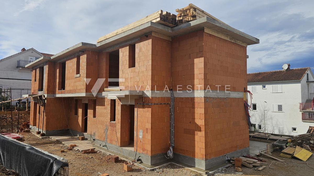 NOVA HIŠA V VRSTI Z BAZENOM IN VRTOM