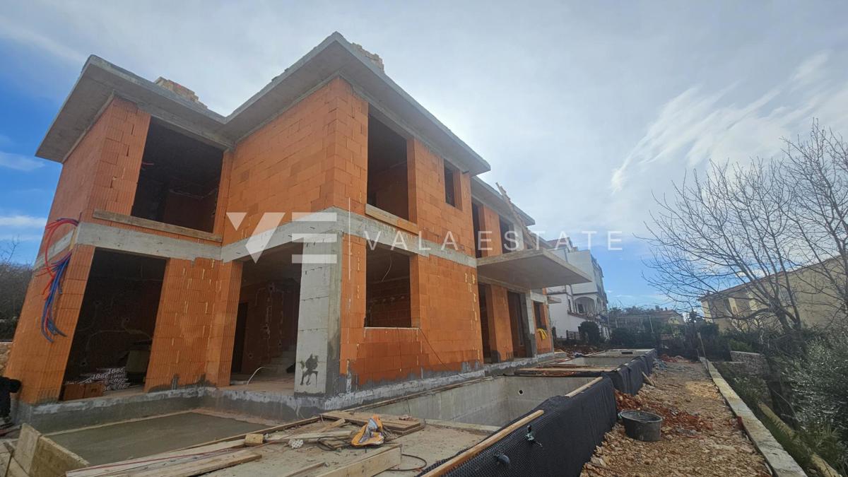 NOVA HIŠA V VRSTI Z BAZENOM IN VRTOM