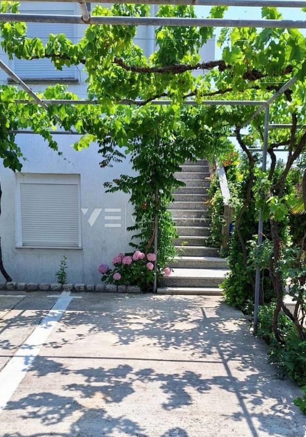 GARSONJERA Z VRTOM NA MIRNI LOKACIJI