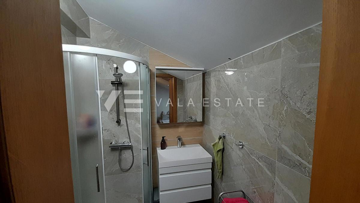 DVONADSTROPNI APARTMA S POGLEDOM NA MORJE