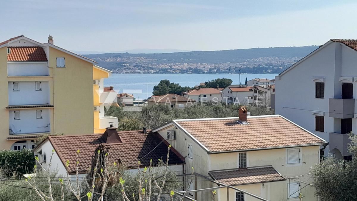 DVONADSTROPNI APARTMA S POGLEDOM NA MORJE