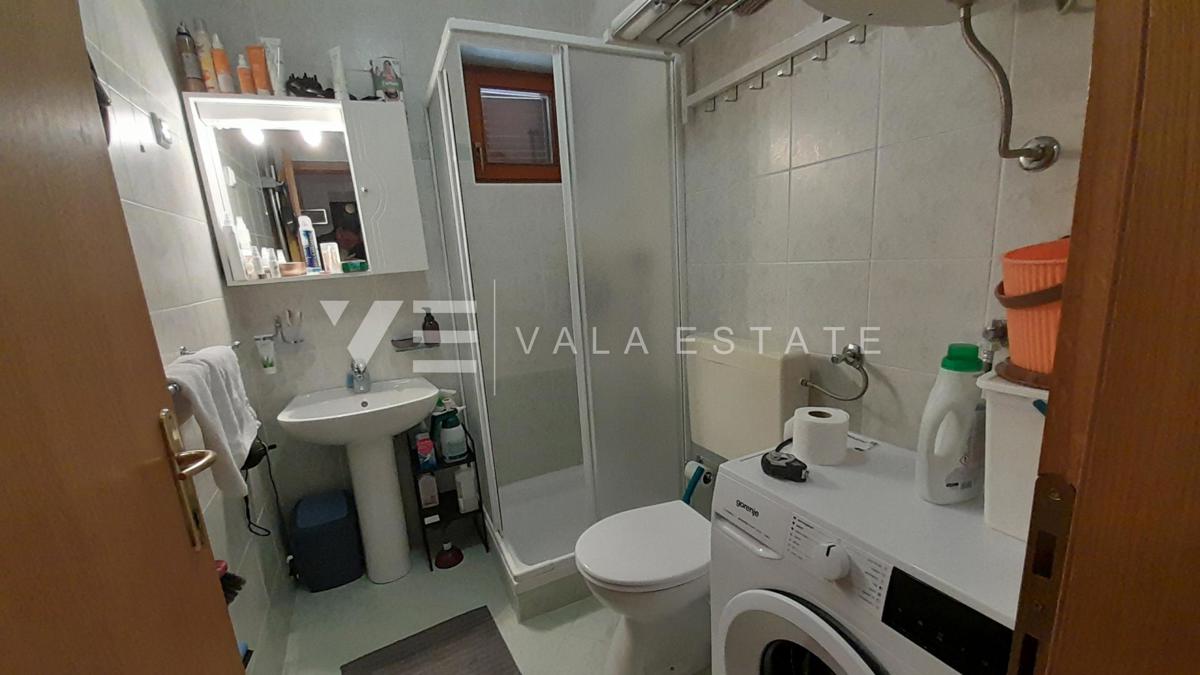 DVONADSTROPNI APARTMA S POGLEDOM NA MORJE