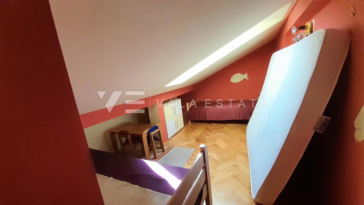 DVONADSTROPNI APARTMA S POGLEDOM NA MORJE