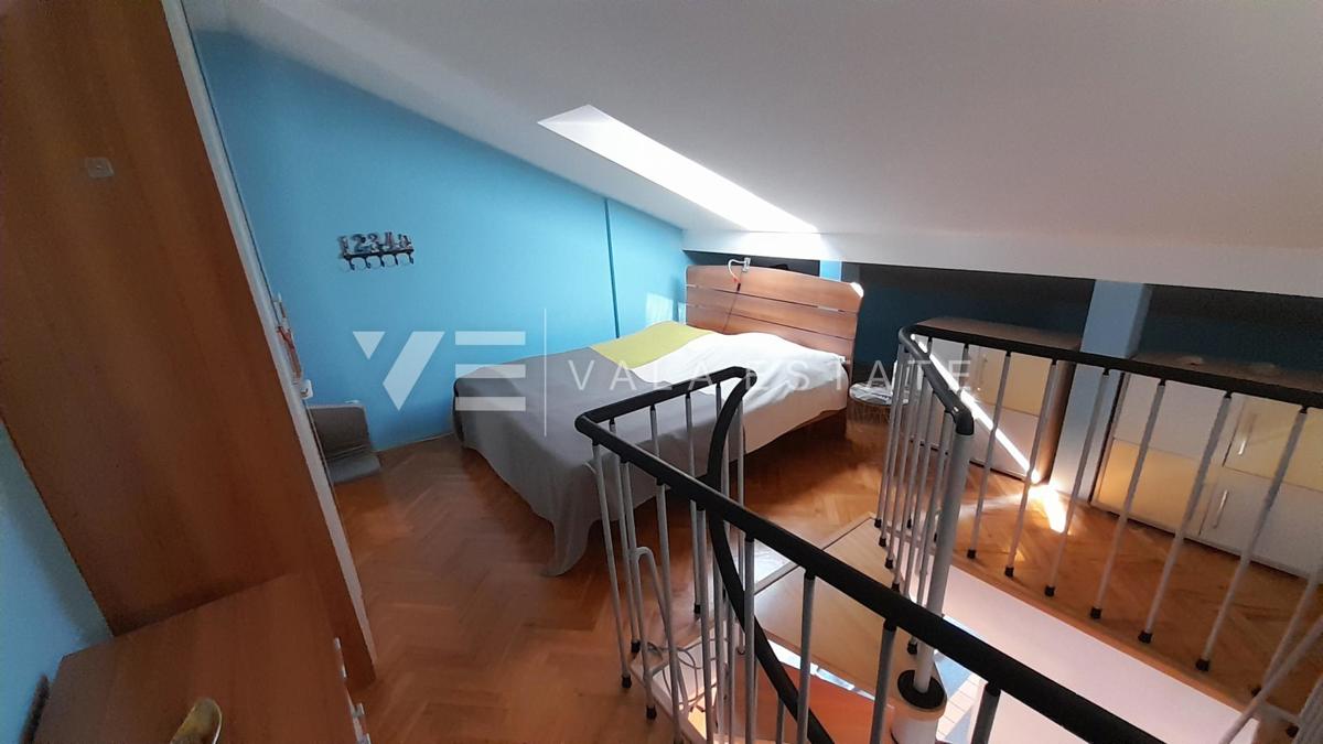 DVONADSTROPNI APARTMA S POGLEDOM NA MORJE