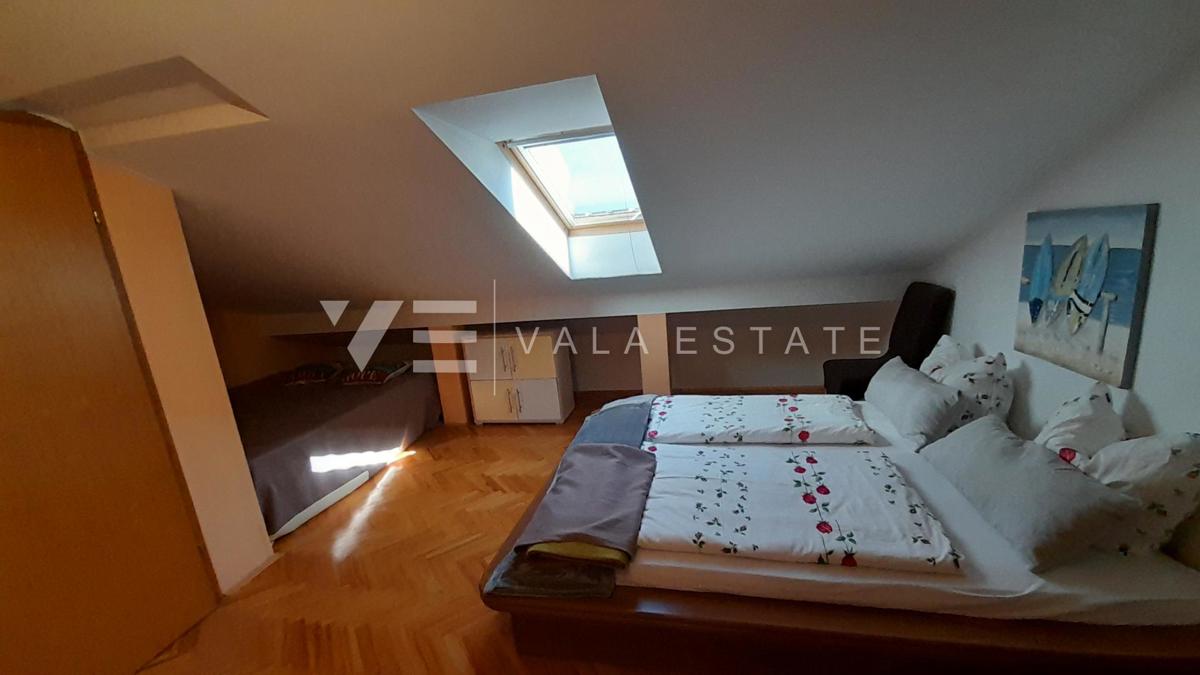 DVONADSTROPNI APARTMA S POGLEDOM NA MORJE