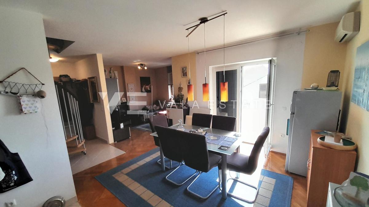 DVONADSTROPNI APARTMA S POGLEDOM NA MORJE