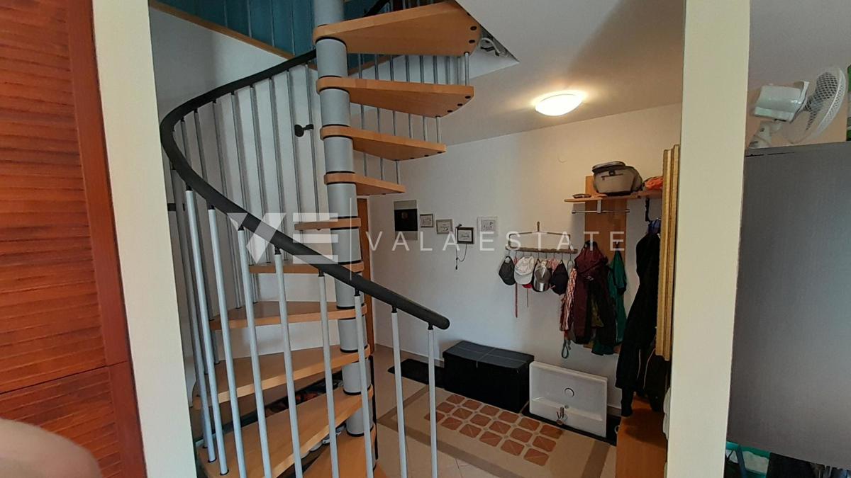 DVONADSTROPNI APARTMA S POGLEDOM NA MORJE