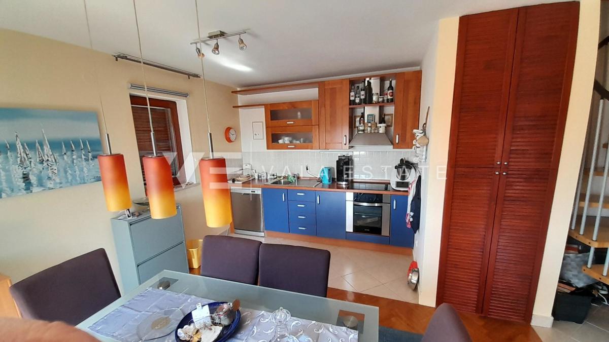 DVONADSTROPNI APARTMA S POGLEDOM NA MORJE