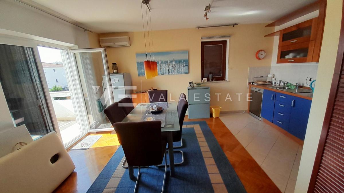 DVONADSTROPNI APARTMA S POGLEDOM NA MORJE