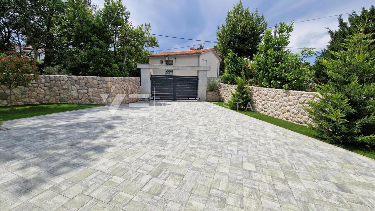 NOVO PRITLIČNO STANOVANJE Z VRTOM LE 100 M OD PLAŽE