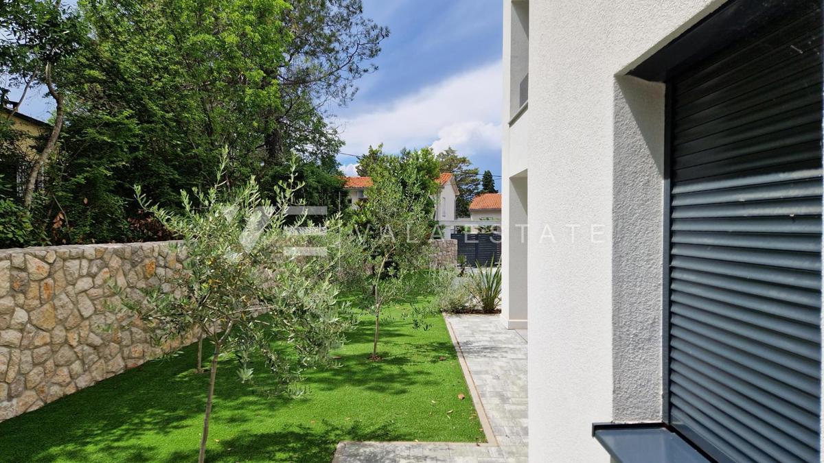 NOVO PRITLIČNO STANOVANJE Z VRTOM LE 100 M OD PLAŽE