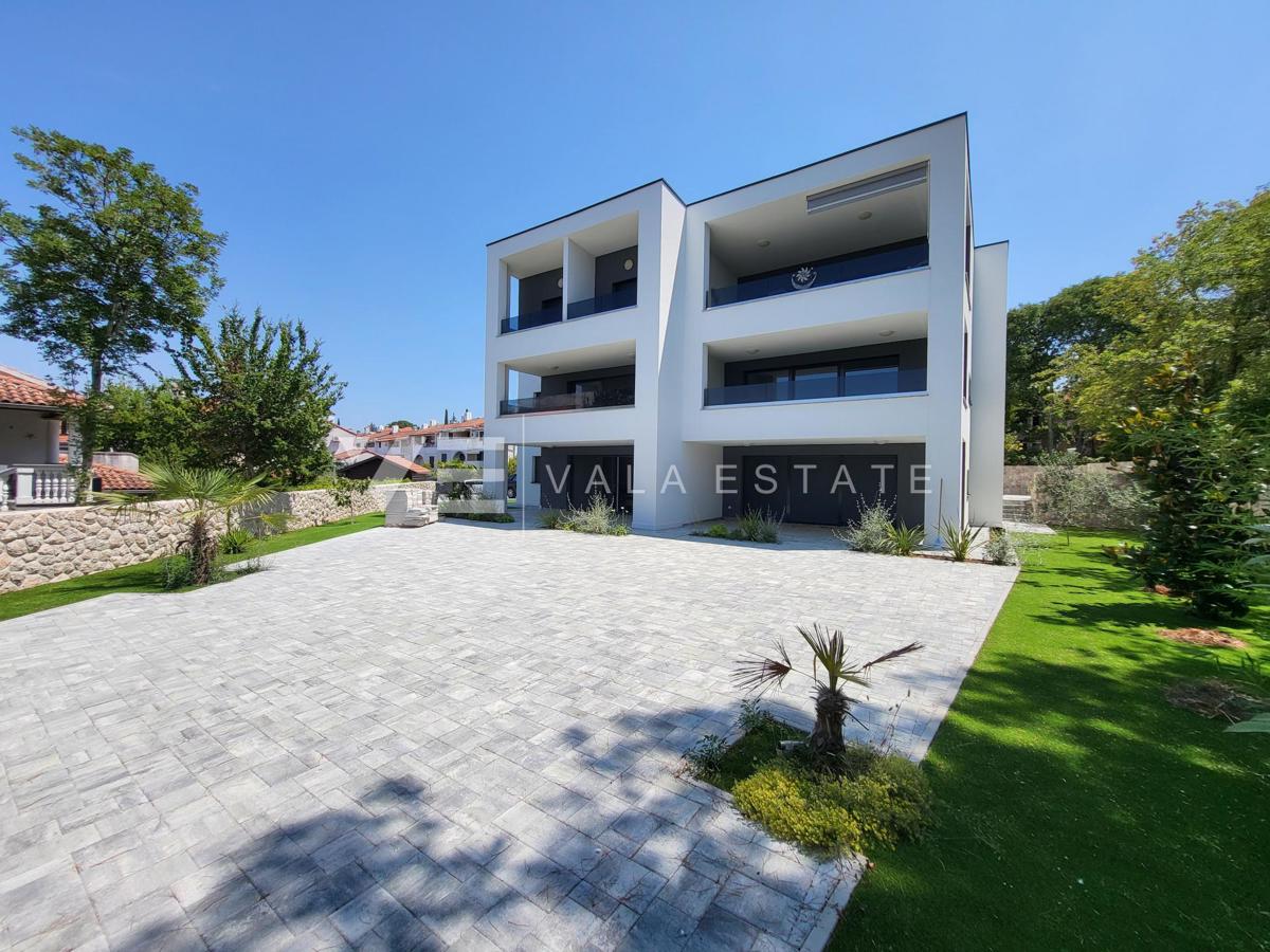NOVO PRITLIČNO STANOVANJE Z VRTOM LE 100 M OD PLAŽE
