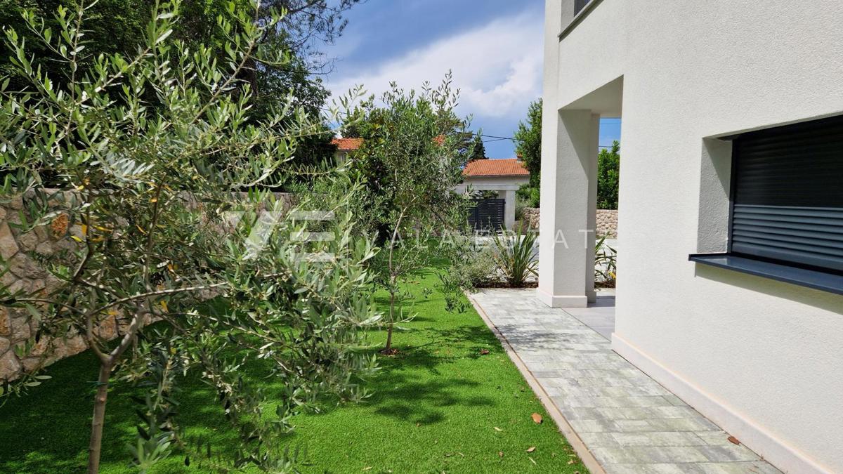 NOVO PRITLIČNO STANOVANJE Z VRTOM LE 100 M OD PLAŽE
