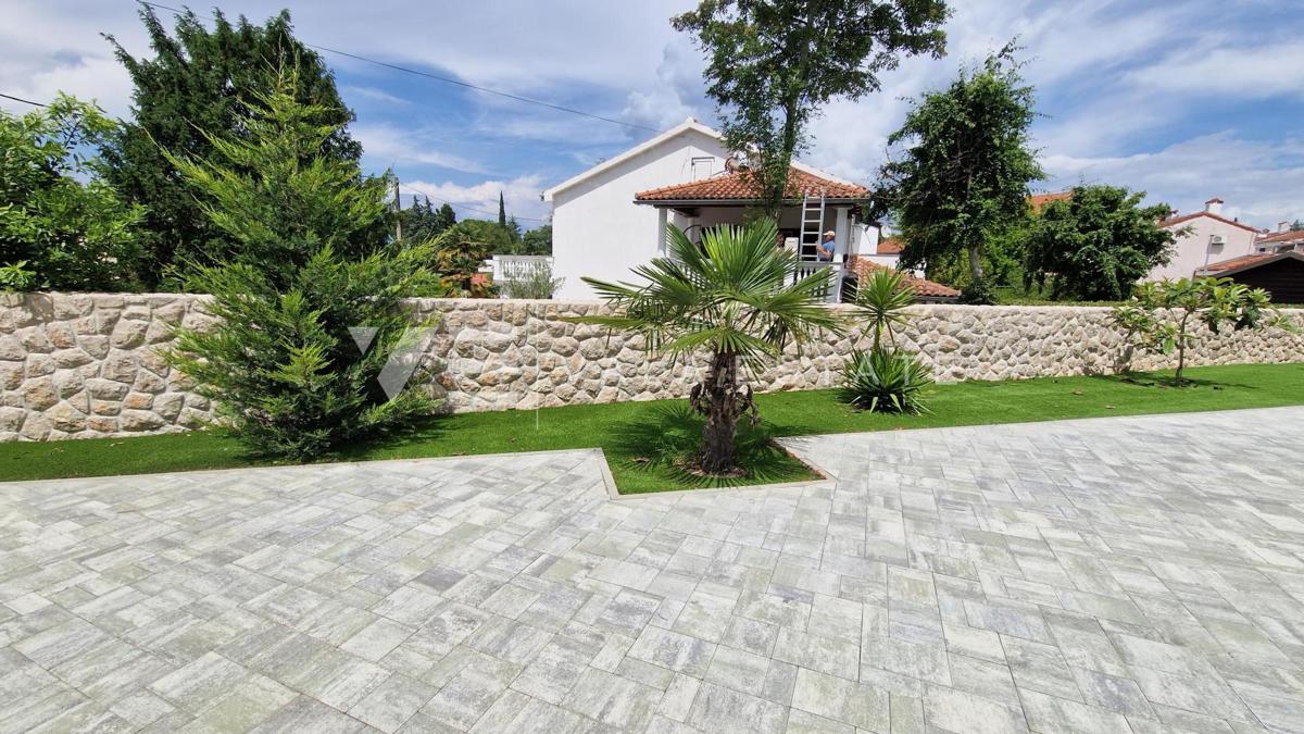 NOVO PRITLIČNO STANOVANJE Z VRTOM LE 100 M OD PLAŽE