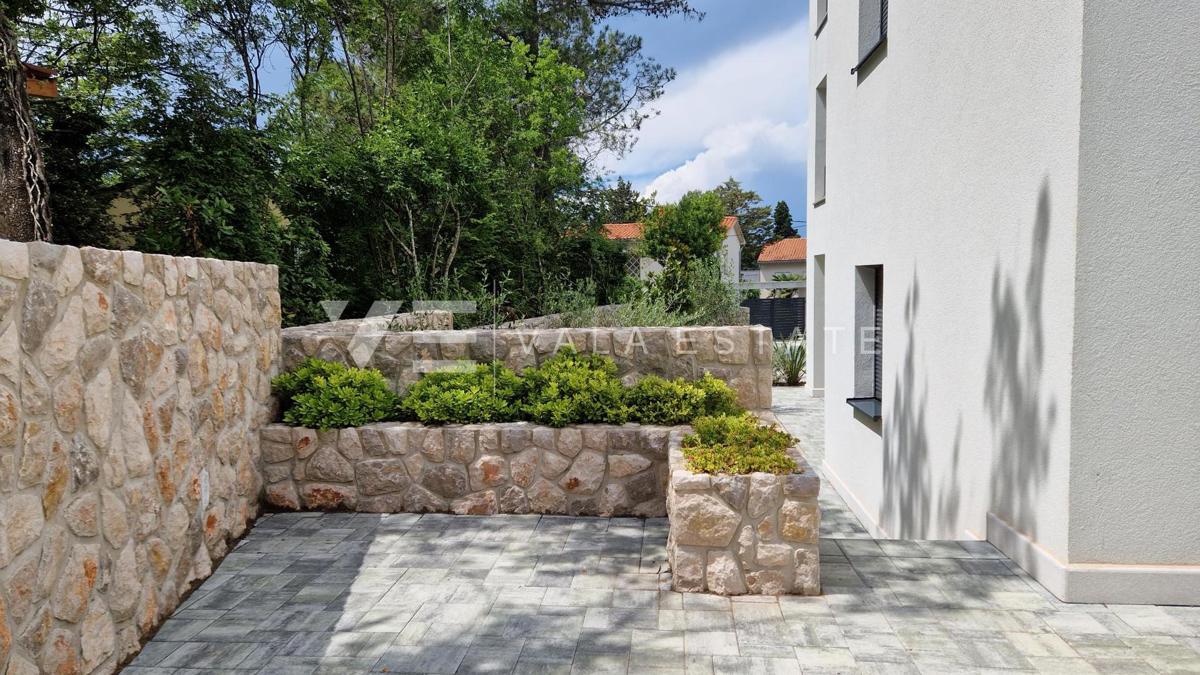 NOVO PRITLIČNO STANOVANJE Z VRTOM LE 100 M OD PLAŽE