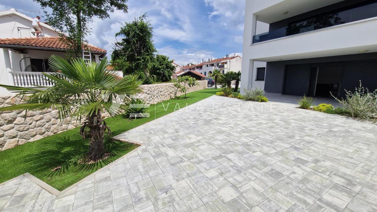 NOVO PRITLIČNO STANOVANJE Z VRTOM LE 100 M OD PLAŽE