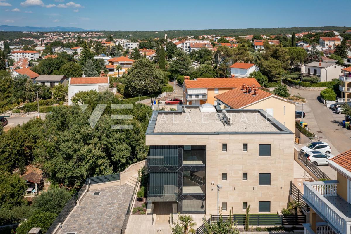 LUKSUZNI APARTMA Z BAZENOM V BLIŽINI PLAŽE