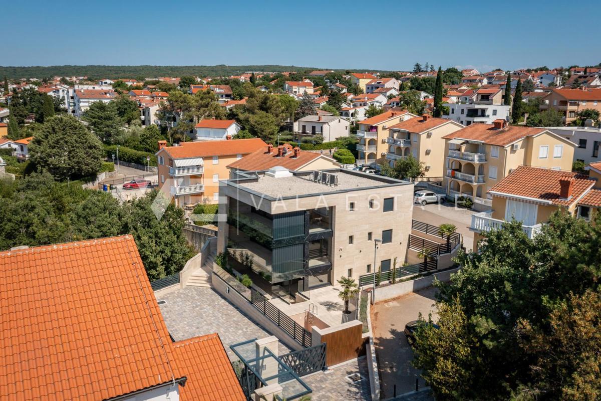 LUKSUZNI APARTMA Z BAZENOM V BLIŽINI PLAŽE
